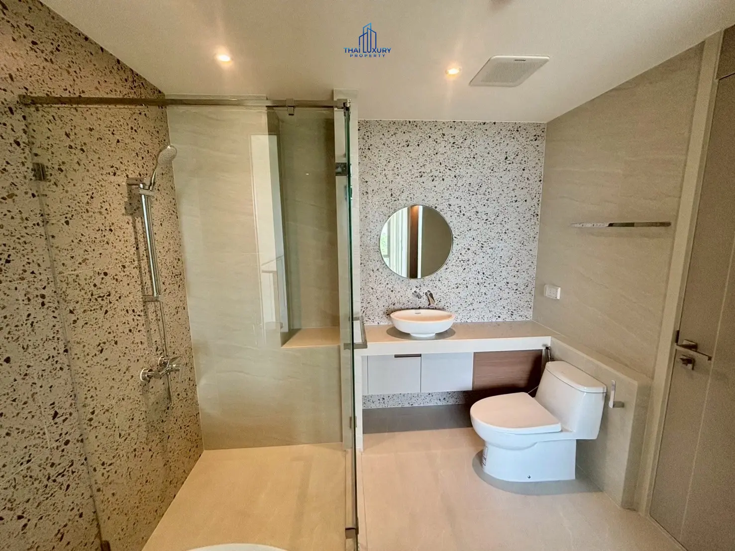 คอนโดหรูใหม่เอี่ยม 1 ห้องนอน เห็นวิวทะเล ที่ VEHHA HUA HIN