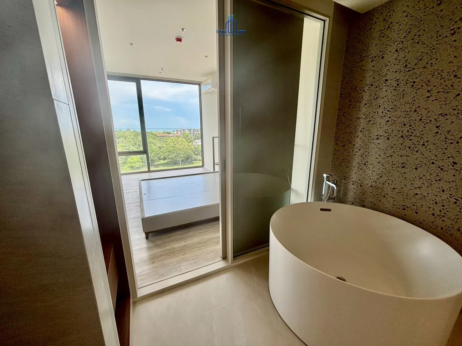 คอนโดหรูใหม่เอี่ยม 1 ห้องนอน เห็นวิวทะเล ที่ VEHHA HUA HIN