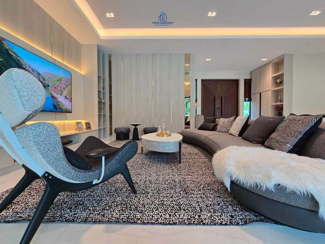วิลล่าหรู บนสนามกอล์ฟ พร้อมสระว่ายน้ำส่วนตัว ที่ Palm Hills Golf Course หัวหิน – ชะอำ