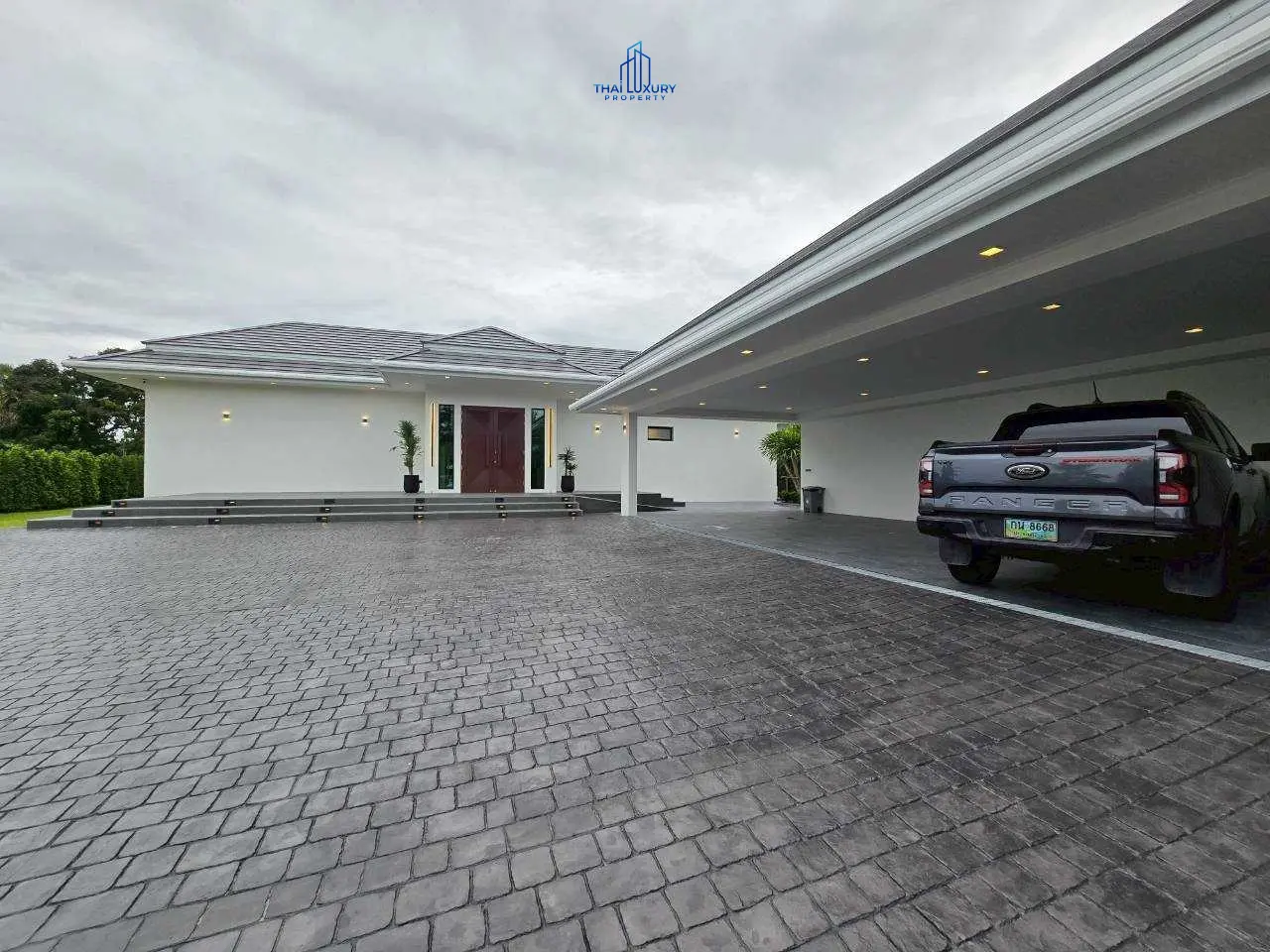 วิลล่าหรู บนสนามกอล์ฟ พร้อมสระว่ายน้ำส่วนตัว ที่ Palm Hills Golf Course หัวหิน – ชะอำ