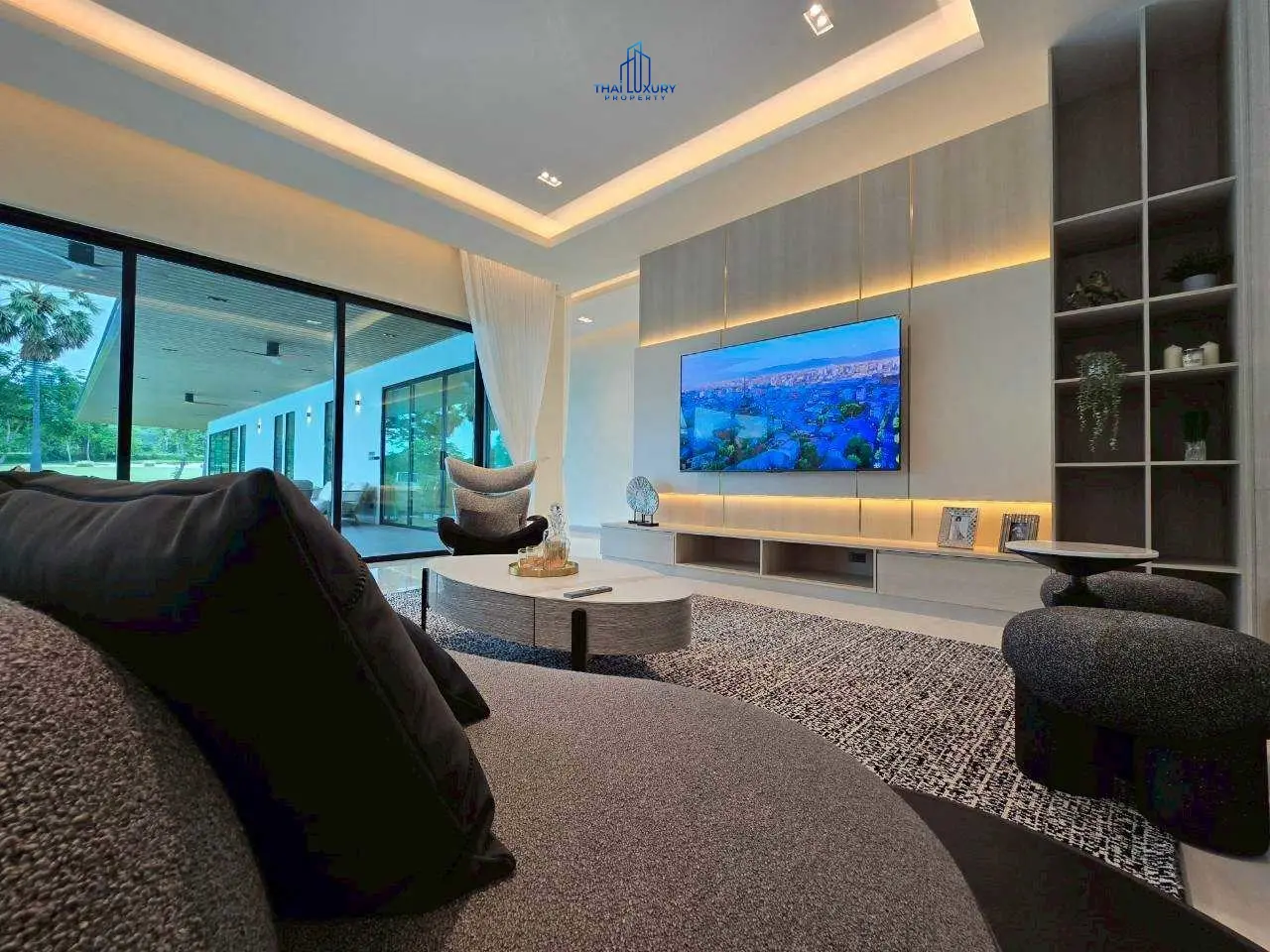 วิลล่าหรู บนสนามกอล์ฟ พร้อมสระว่ายน้ำส่วนตัว ที่ Palm Hills Golf Course หัวหิน – ชะอำ
