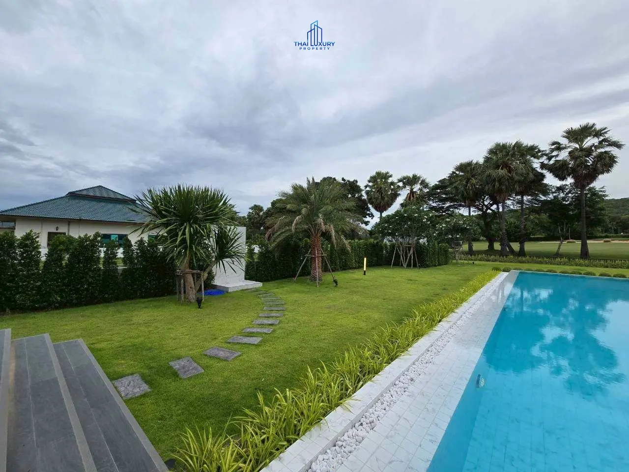 วิลล่าหรู บนสนามกอล์ฟ พร้อมสระว่ายน้ำส่วนตัว ที่ Palm Hills Golf Course หัวหิน – ชะอำ