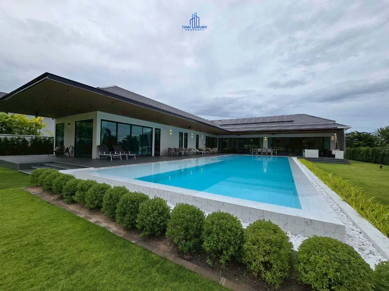 วิลล่าหรู บนสนามกอล์ฟ พร้อมสระว่ายน้ำส่วนตัว ที่ Palm Hills Golf Course หัวหิน – ชะอำ