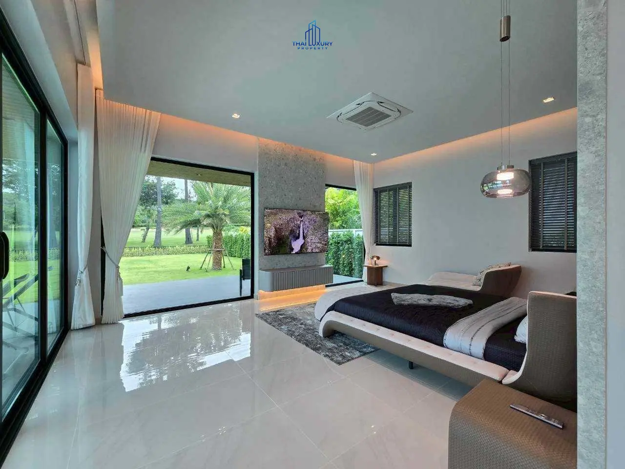 วิลล่าหรู บนสนามกอล์ฟ พร้อมสระว่ายน้ำส่วนตัว ที่ Palm Hills Golf Course หัวหิน – ชะอำ