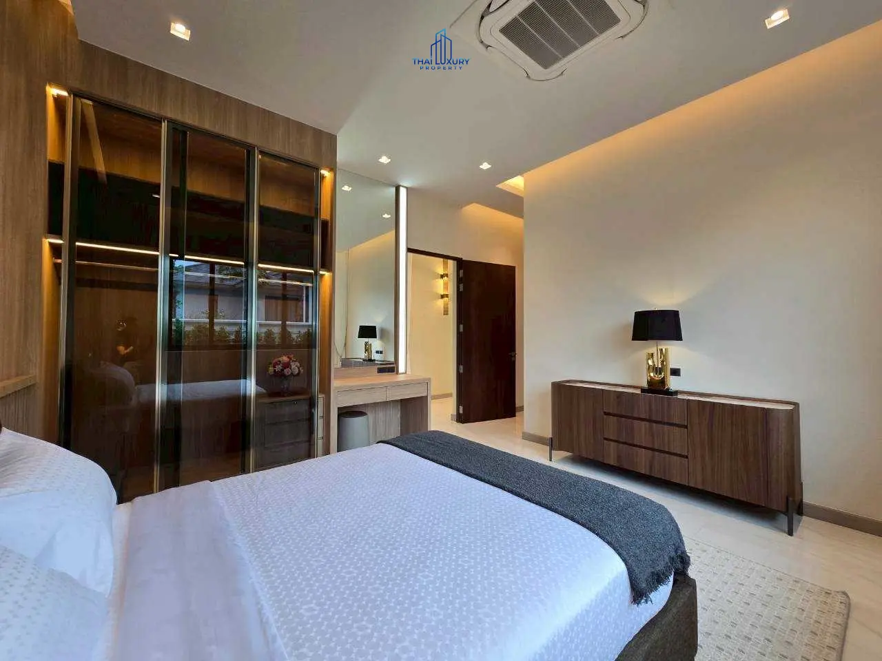 วิลล่าหรู บนสนามกอล์ฟ พร้อมสระว่ายน้ำส่วนตัว ที่ Palm Hills Golf Course หัวหิน – ชะอำ