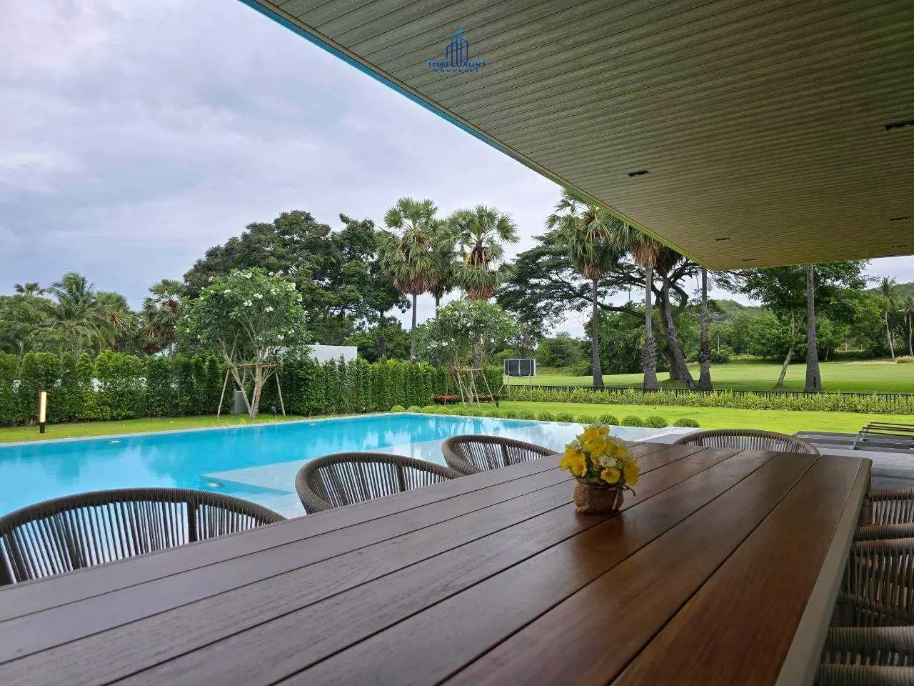 วิลล่าหรู บนสนามกอล์ฟ พร้อมสระว่ายน้ำส่วนตัว ที่ Palm Hills Golf Course หัวหิน – ชะอำ