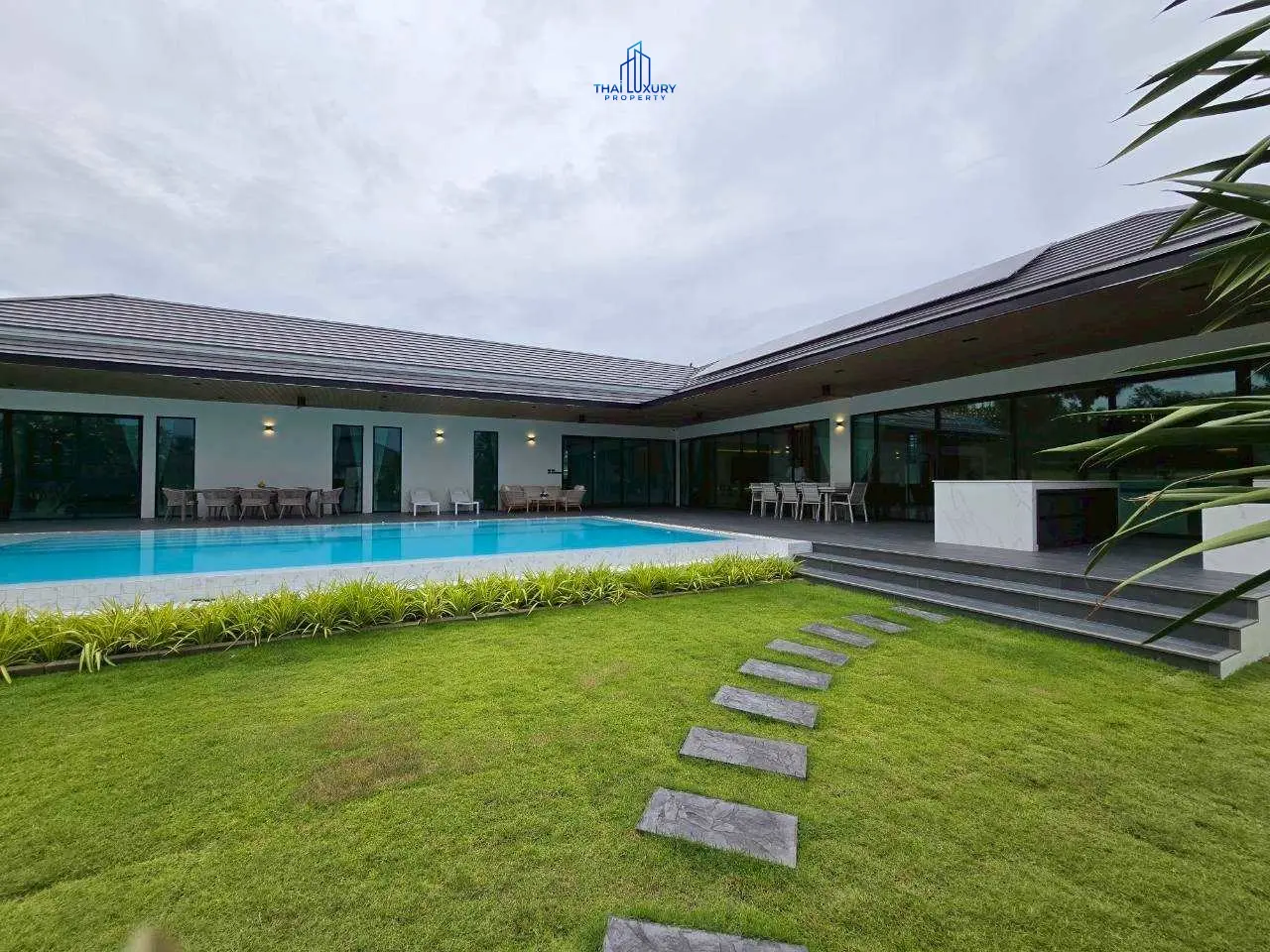 วิลล่าหรู บนสนามกอล์ฟ พร้อมสระว่ายน้ำส่วนตัว ที่ Palm Hills Golf Course หัวหิน – ชะอำ