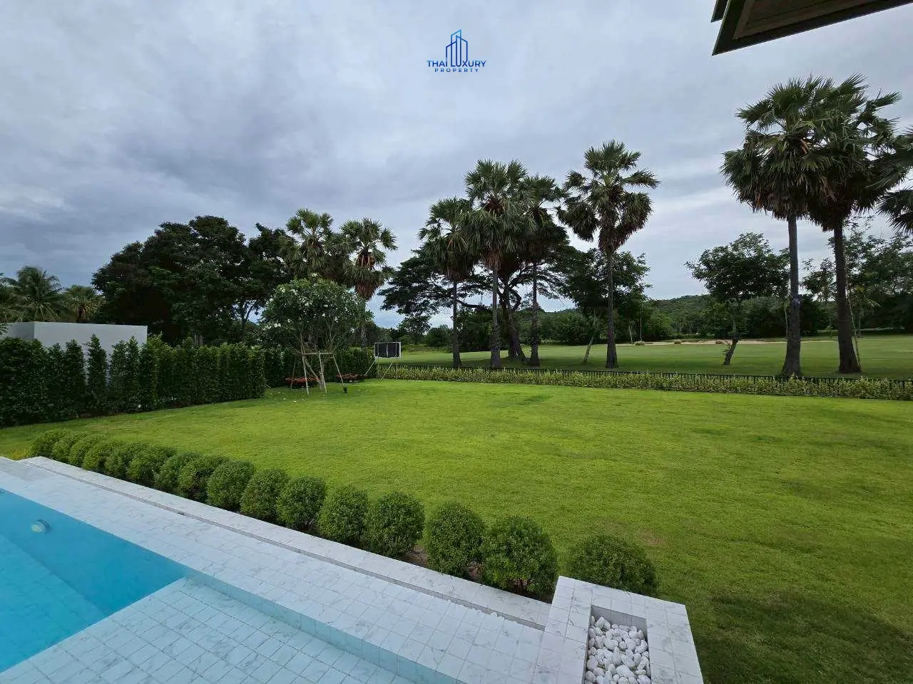 วิลล่าหรู บนสนามกอล์ฟ พร้อมสระว่ายน้ำส่วนตัว ที่ Palm Hills Golf Course หัวหิน – ชะอำ