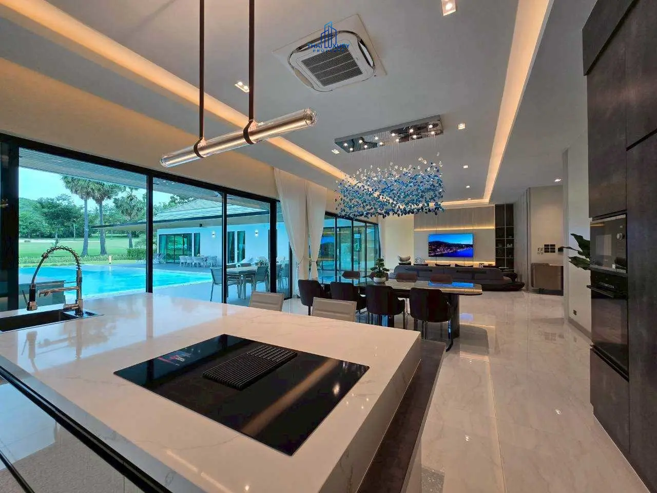 วิลล่าหรู บนสนามกอล์ฟ พร้อมสระว่ายน้ำส่วนตัว ที่ Palm Hills Golf Course หัวหิน – ชะอำ