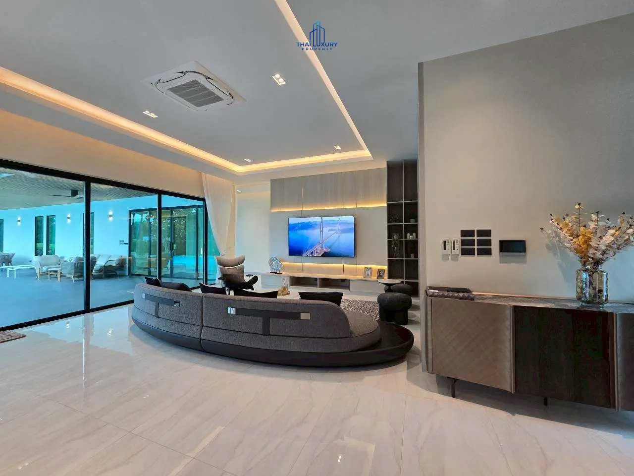 วิลล่าหรู บนสนามกอล์ฟ พร้อมสระว่ายน้ำส่วนตัว ที่ Palm Hills Golf Course หัวหิน – ชะอำ