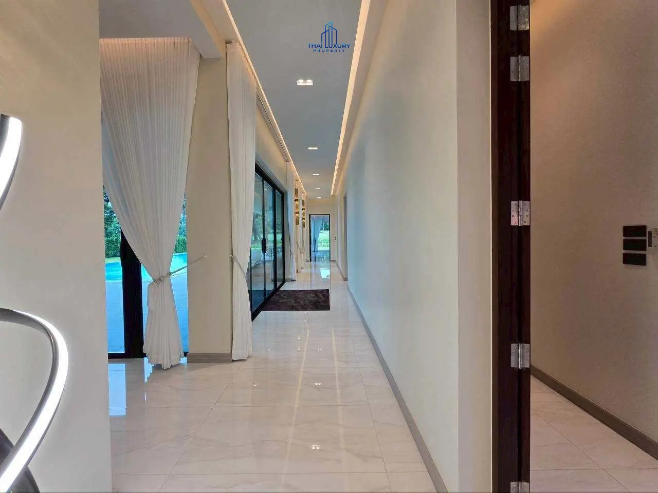 วิลล่าหรู บนสนามกอล์ฟ พร้อมสระว่ายน้ำส่วนตัว ที่ Palm Hills Golf Course หัวหิน – ชะอำ