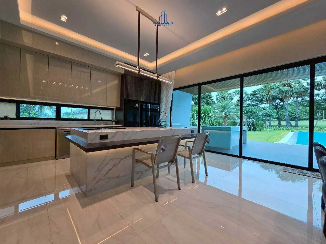 วิลล่าหรู บนสนามกอล์ฟ พร้อมสระว่ายน้ำส่วนตัว ที่ Palm Hills Golf Course หัวหิน – ชะอำ