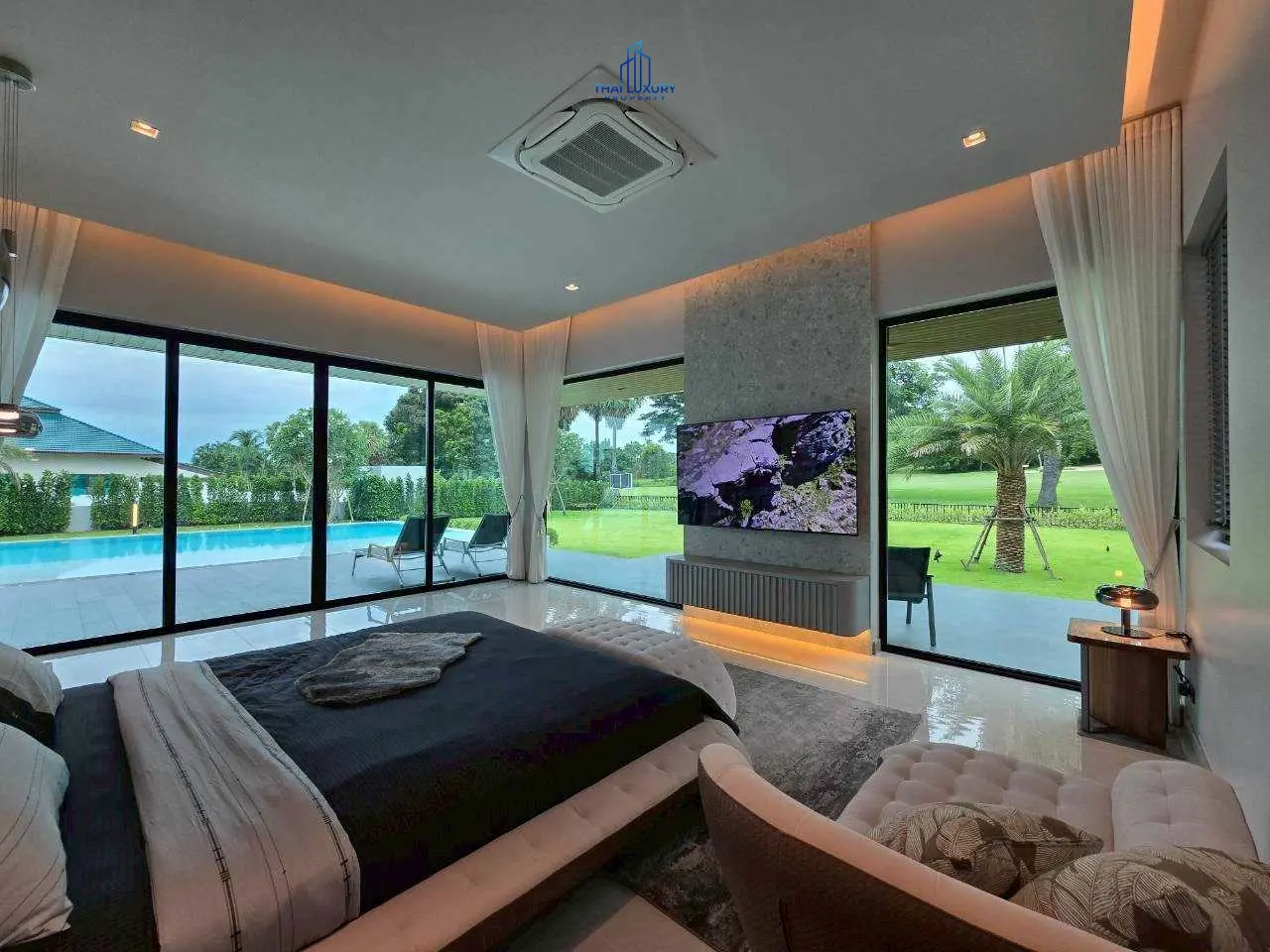 วิลล่าหรู บนสนามกอล์ฟ พร้อมสระว่ายน้ำส่วนตัว ที่ Palm Hills Golf Course หัวหิน – ชะอำ