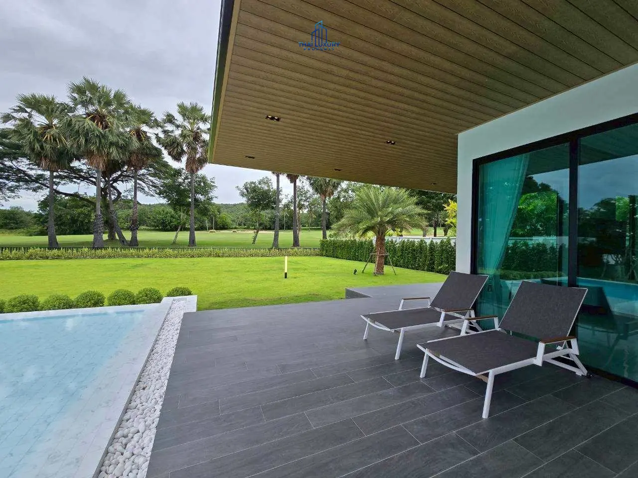 วิลล่าหรู บนสนามกอล์ฟ พร้อมสระว่ายน้ำส่วนตัว ที่ Palm Hills Golf Course หัวหิน – ชะอำ