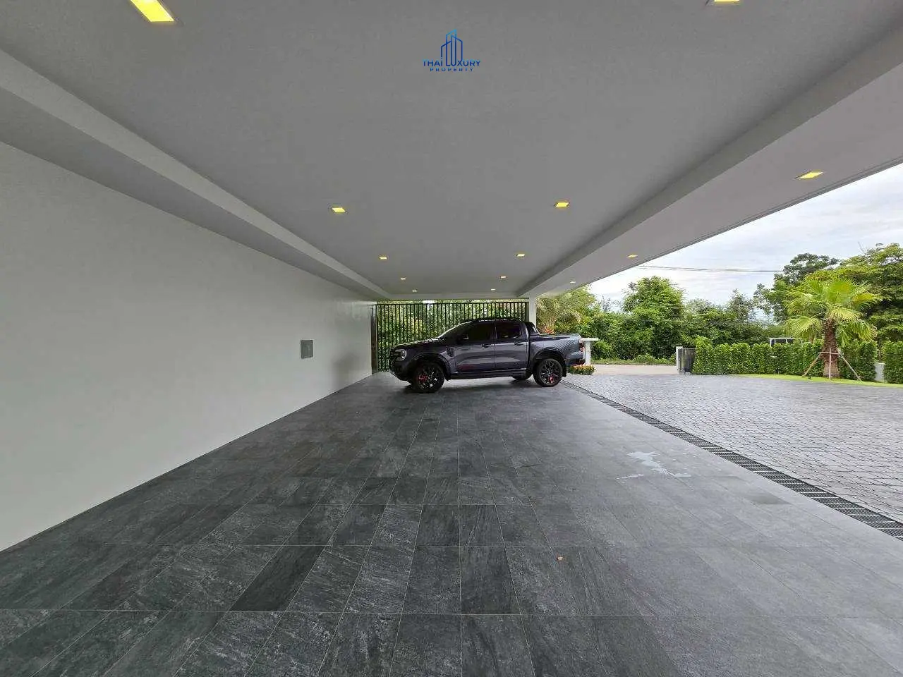 วิลล่าหรู บนสนามกอล์ฟ พร้อมสระว่ายน้ำส่วนตัว ที่ Palm Hills Golf Course หัวหิน – ชะอำ