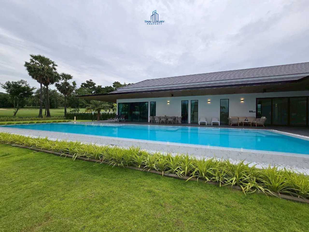 วิลล่าหรู บนสนามกอล์ฟ พร้อมสระว่ายน้ำส่วนตัว ที่ Palm Hills Golf Course หัวหิน – ชะอำ