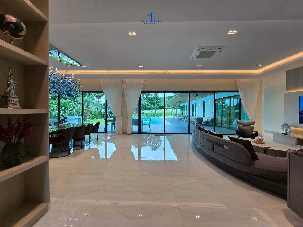 วิลล่าหรู บนสนามกอล์ฟ พร้อมสระว่ายน้ำส่วนตัว ที่ Palm Hills Golf Course หัวหิน – ชะอำ
