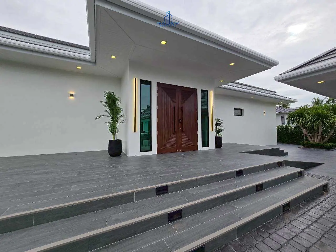 วิลล่าหรู บนสนามกอล์ฟ พร้อมสระว่ายน้ำส่วนตัว ที่ Palm Hills Golf Course หัวหิน – ชะอำ