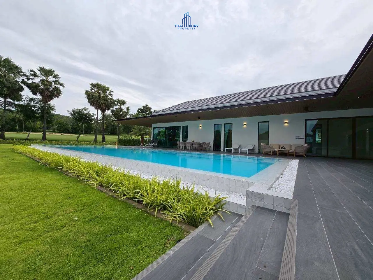วิลล่าหรู บนสนามกอล์ฟ พร้อมสระว่ายน้ำส่วนตัว ที่ Palm Hills Golf Course หัวหิน – ชะอำ