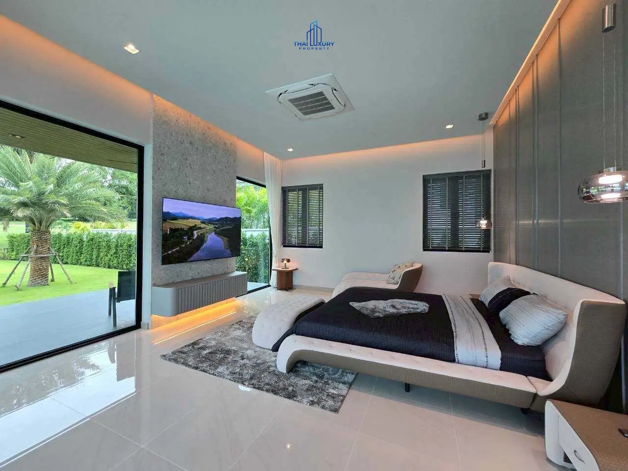 วิลล่าหรู บนสนามกอล์ฟ พร้อมสระว่ายน้ำส่วนตัว ที่ Palm Hills Golf Course หัวหิน – ชะอำ