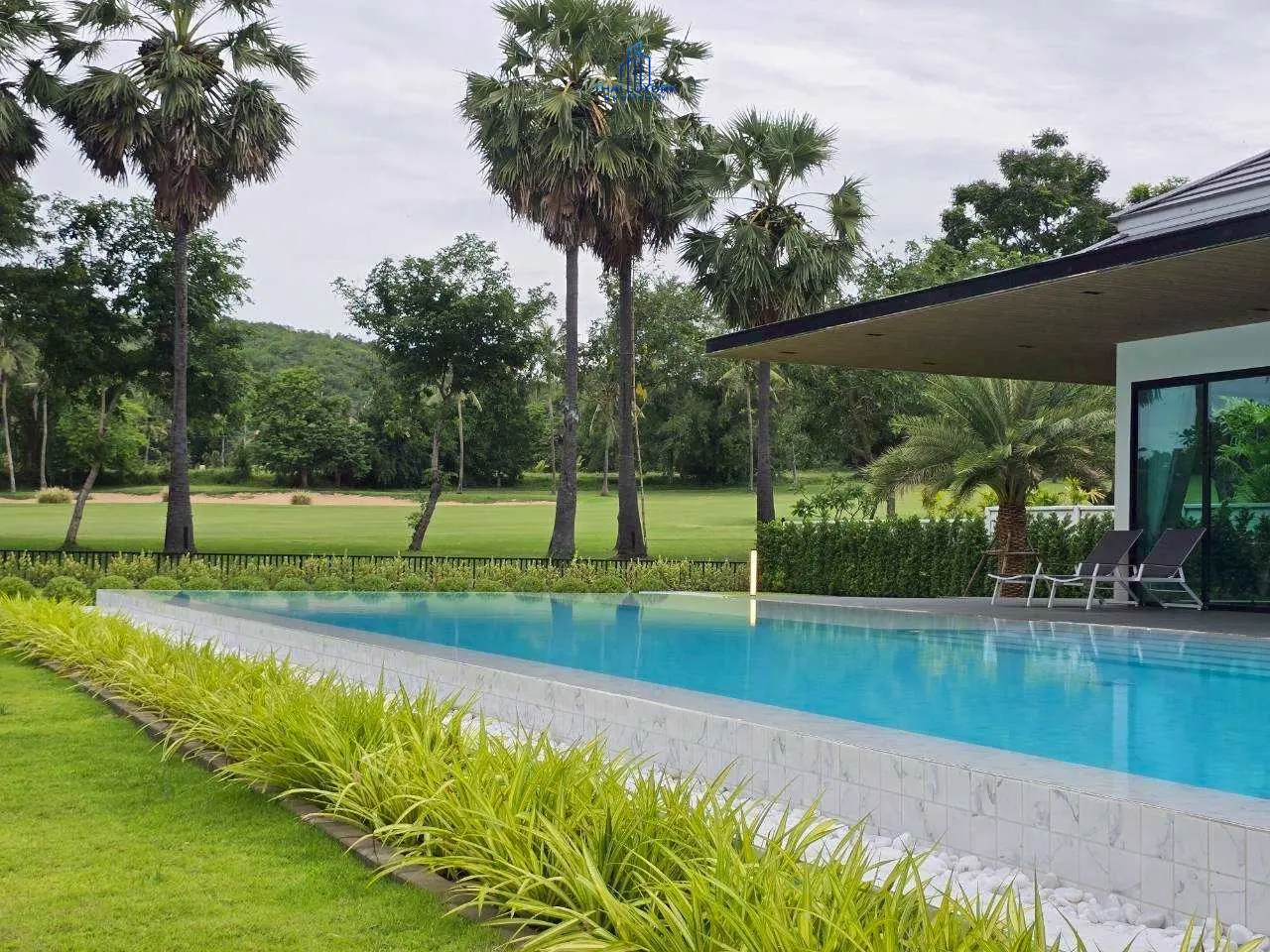วิลล่าหรู บนสนามกอล์ฟ พร้อมสระว่ายน้ำส่วนตัว ที่ Palm Hills Golf Course หัวหิน – ชะอำ
