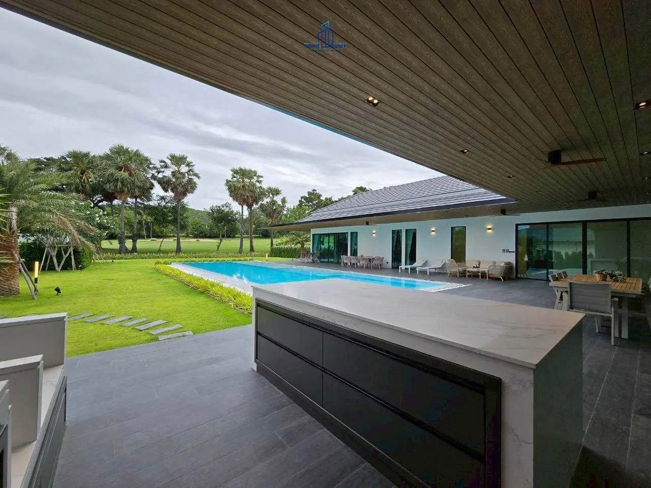 วิลล่าหรู บนสนามกอล์ฟ พร้อมสระว่ายน้ำส่วนตัว ที่ Palm Hills Golf Course หัวหิน – ชะอำ