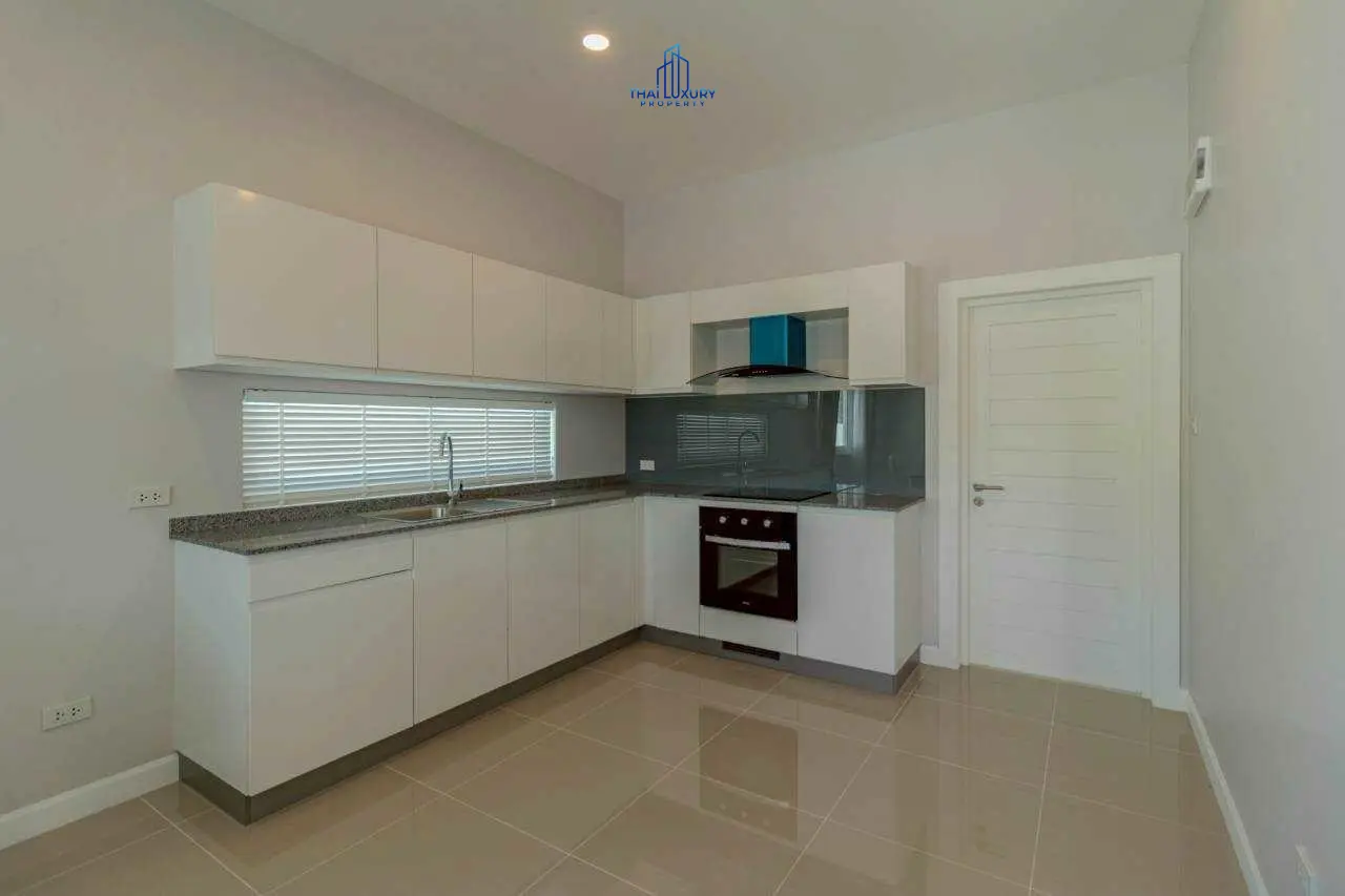 วิลล่าสระว่ายน้ำสไตล์โมเดิร์น 3 ห้องนอน สำหรับขาย ที่ Emerald Valley หัวหิน