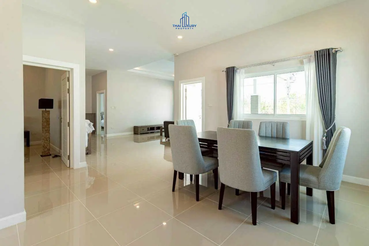 วิลล่าสระว่ายน้ำสไตล์โมเดิร์น 3 ห้องนอน สำหรับขาย ที่ Emerald Valley หัวหิน