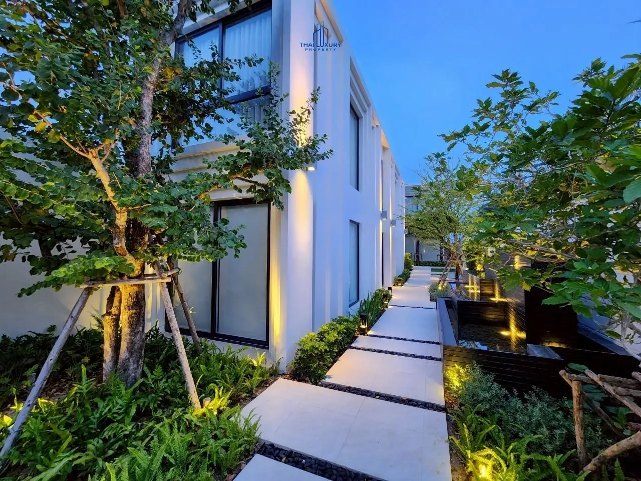 วิลล่าสระว่ายน้ำสุดหรูริมชายหาด 5 ห้องนอน สำหรับขาย ที่ Kehadfa Grand Villa ชะอำ - หัวหิน