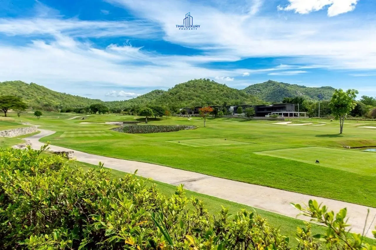 ดีลพิเศษ! วิลล่าหรูพร้อมสระว่ายน้ำ บนแฟร์เวย์ที่ 2 ของสนามกอล์ฟ Black Mountain West สำหรับขาย