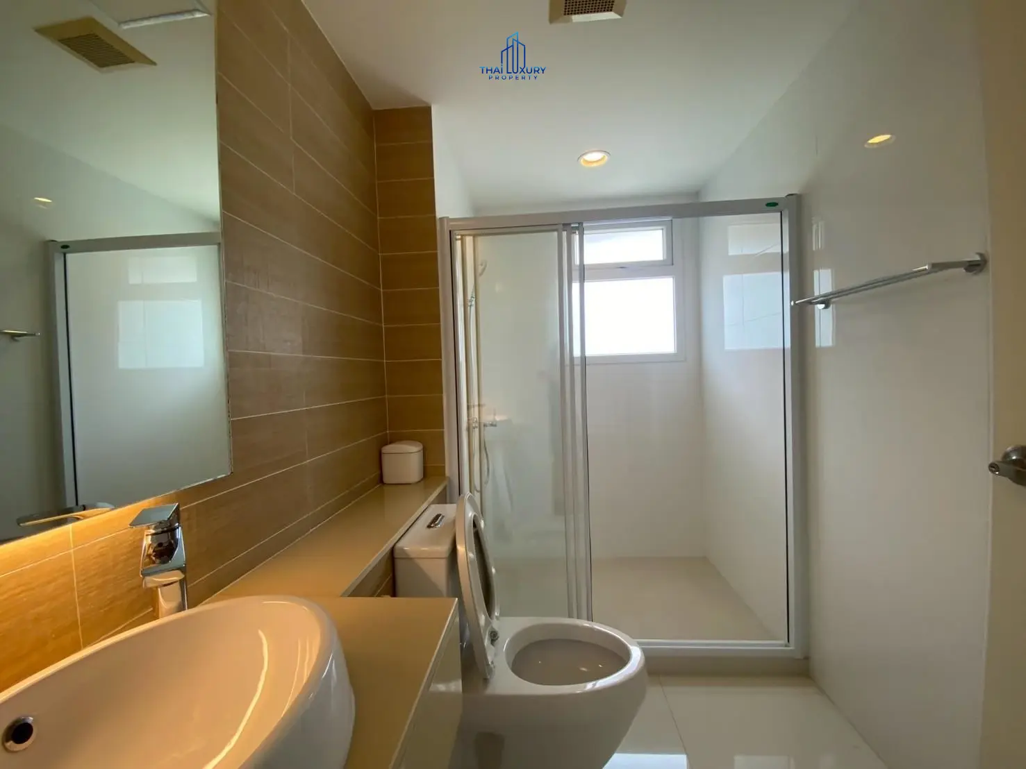 Baan Dao Tem Fah: คอนโดหน้าหาด 3 ห้องนอน พร้อมวิวทะเล ให้เช่า