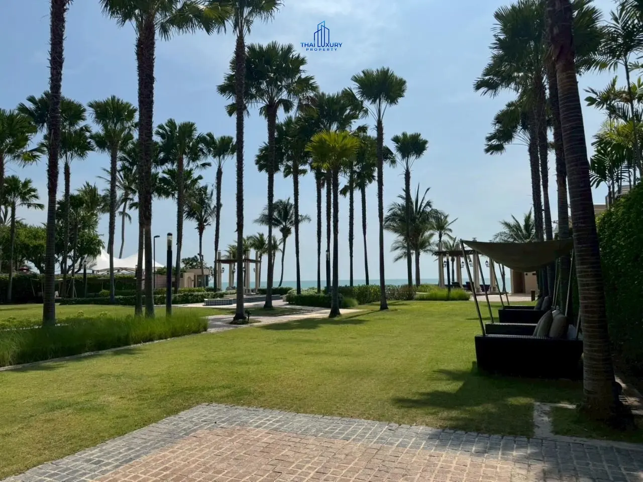 คอนโดมิเนียม 2 ห้องนอน ติดทะเล พร้อมวิวสระว่ายน้ำสุดสวย สำหรับขายที่ Q Seaside ชะอำ – หัวหิน