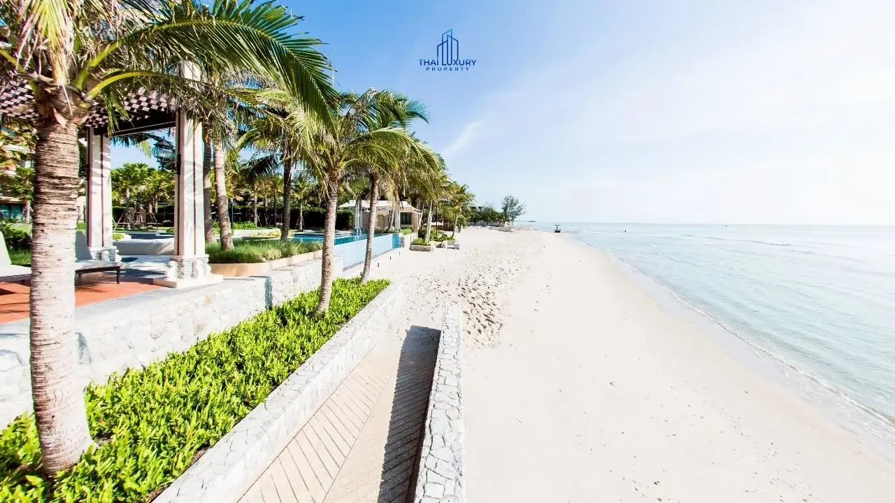 คอนโดมิเนียม 2 ห้องนอน ติดทะเล พร้อมวิวสระว่ายน้ำสุดสวย สำหรับขายที่ Q Seaside ชะอำ – หัวหิน
