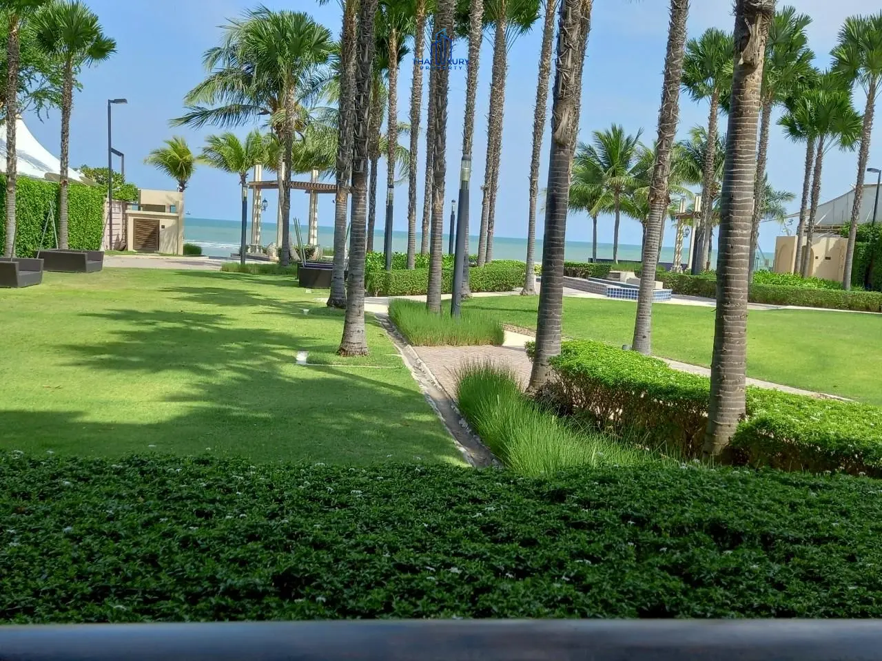คอนโดมิเนียม 2 ห้องนอน ติดทะเล พร้อมวิวสระว่ายน้ำสุดสวย สำหรับขายที่ Q Seaside ชะอำ – หัวหิน
