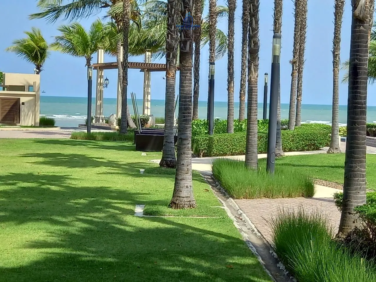 คอนโดมิเนียม 2 ห้องนอน ติดทะเล พร้อมวิวสระว่ายน้ำสุดสวย สำหรับขายที่ Q Seaside ชะอำ – หัวหิน