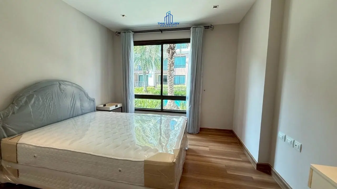 คอนโดมิเนียม 2 ห้องนอน ติดทะเล พร้อมวิวสระว่ายน้ำสุดสวย สำหรับขายที่ Q Seaside ชะอำ – หัวหิน