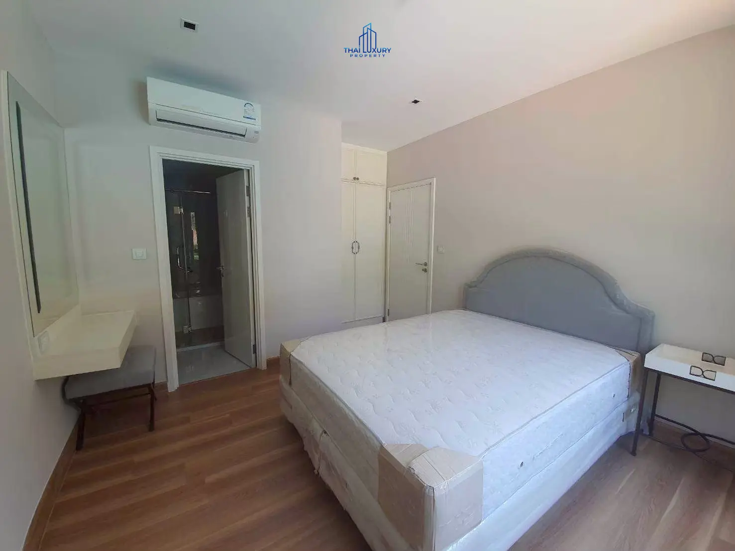 คอนโดมิเนียม 2 ห้องนอน ติดทะเล พร้อมวิวสระว่ายน้ำสุดสวย สำหรับขายที่ Q Seaside ชะอำ – หัวหิน