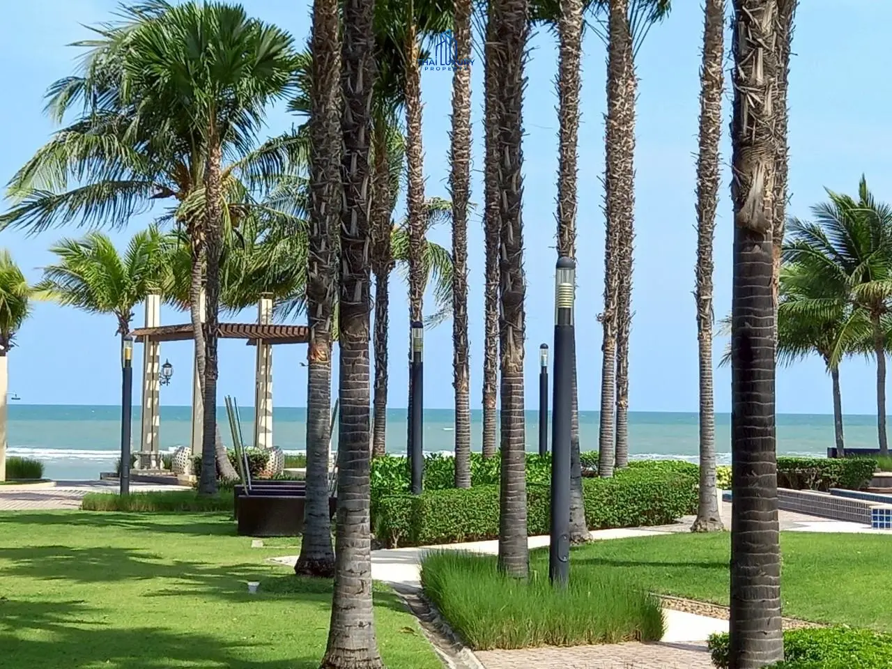 คอนโดมิเนียม 2 ห้องนอน ติดทะเล พร้อมวิวสระว่ายน้ำสุดสวย สำหรับขายที่ Q Seaside ชะอำ – หัวหิน