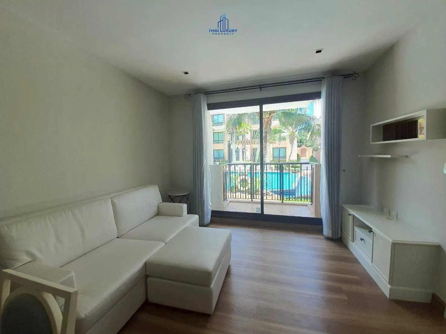 คอนโดมิเนียม 2 ห้องนอน ติดทะเล พร้อมวิวสระว่ายน้ำสุดสวย สำหรับขายที่ Q Seaside ชะอำ – หัวหิน
