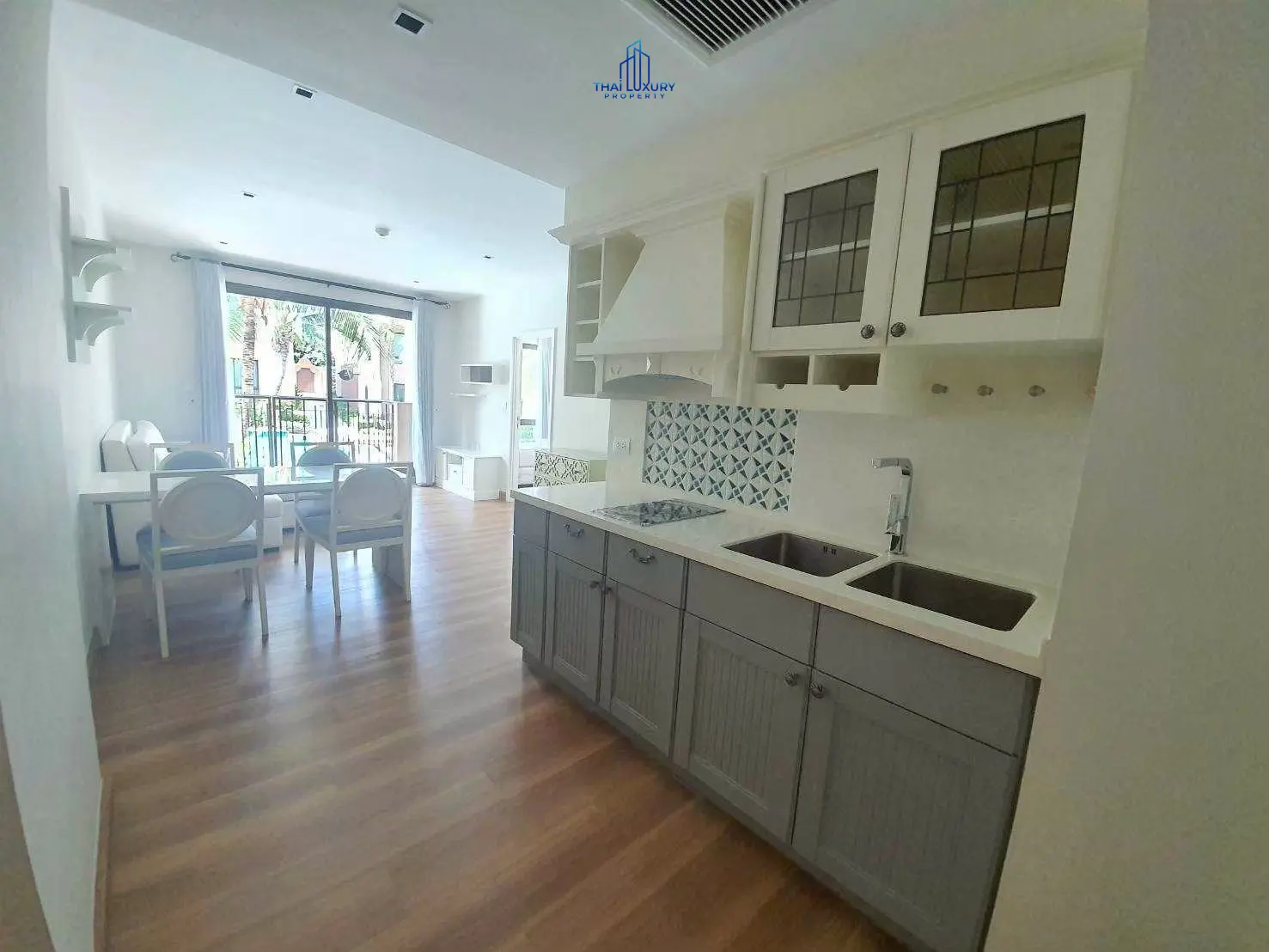 คอนโดมิเนียม 2 ห้องนอน ติดทะเล พร้อมวิวสระว่ายน้ำสุดสวย สำหรับขายที่ Q Seaside ชะอำ – หัวหิน