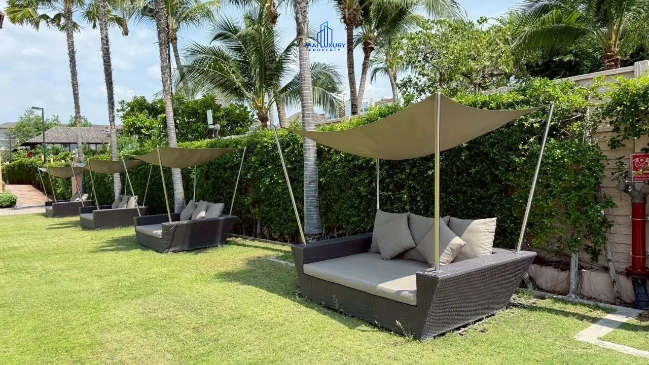 คอนโดมิเนียม 2 ห้องนอน ติดทะเล พร้อมวิวสระว่ายน้ำสุดสวย สำหรับขายที่ Q Seaside ชะอำ – หัวหิน