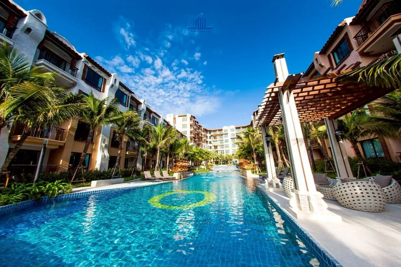 คอนโดมิเนียม 2 ห้องนอน ติดทะเล พร้อมวิวสระว่ายน้ำสุดสวย สำหรับขายที่ Q Seaside ชะอำ – หัวหิน