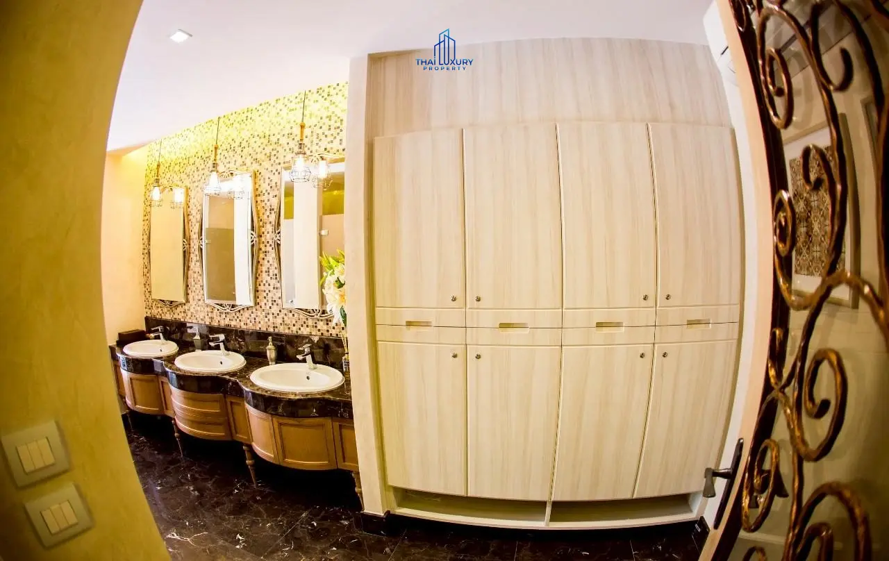 คอนโดมิเนียม 2 ห้องนอน ติดทะเล พร้อมวิวสระว่ายน้ำสุดสวย สำหรับขายที่ Q Seaside ชะอำ – หัวหิน