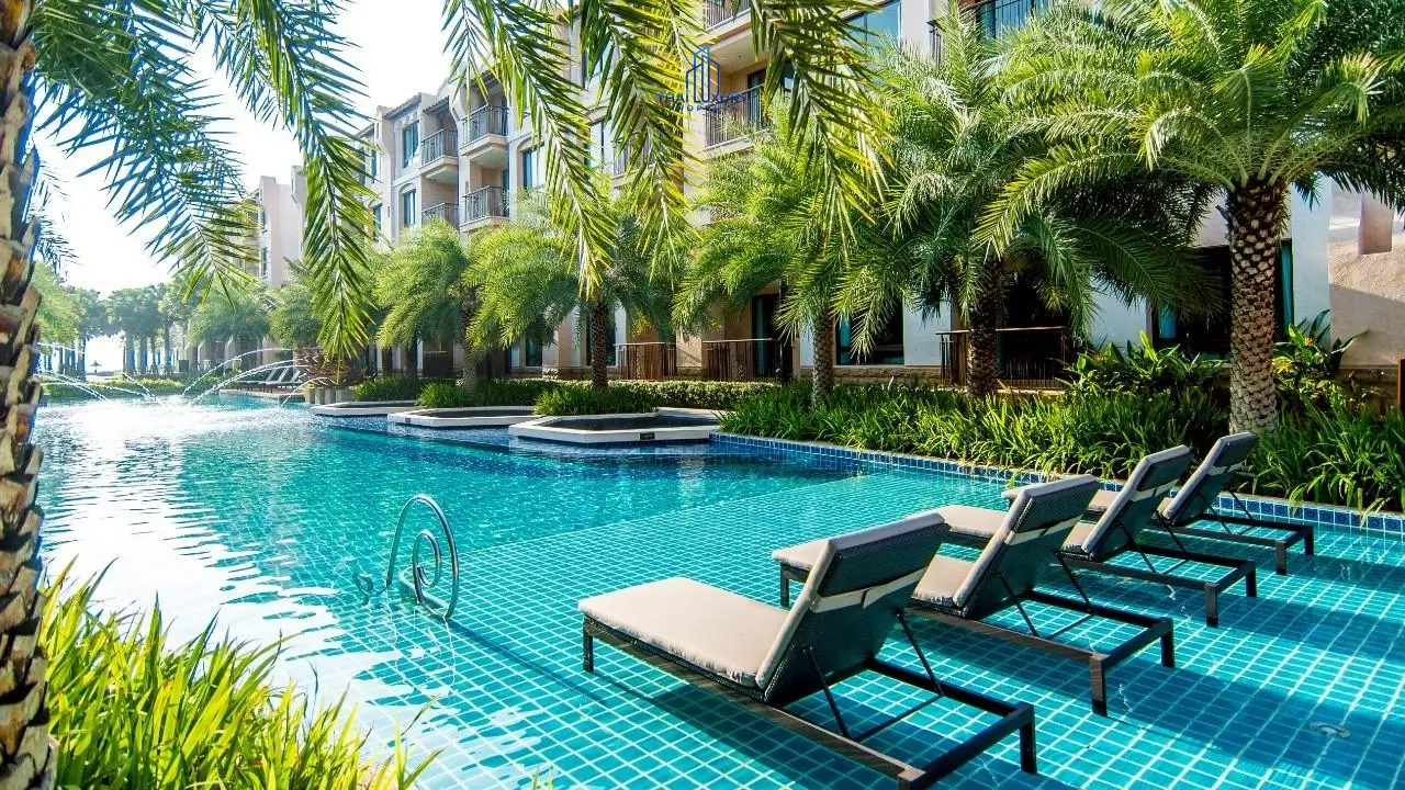 คอนโดมิเนียม 2 ห้องนอน ติดทะเล พร้อมวิวสระว่ายน้ำสุดสวย สำหรับขายที่ Q Seaside ชะอำ – หัวหิน
