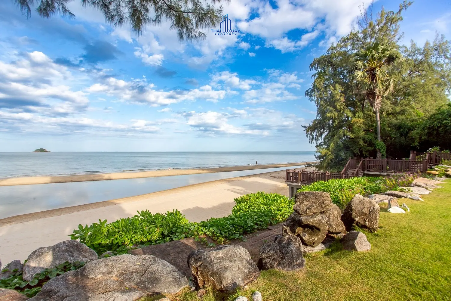 ขายคอนโดมิเนียมหรู 3 ห้องนอน ติดชายหาด พร้อมวิวทะเล ที่บ้านนับคลื่น หัวหิน - เขาเต่า