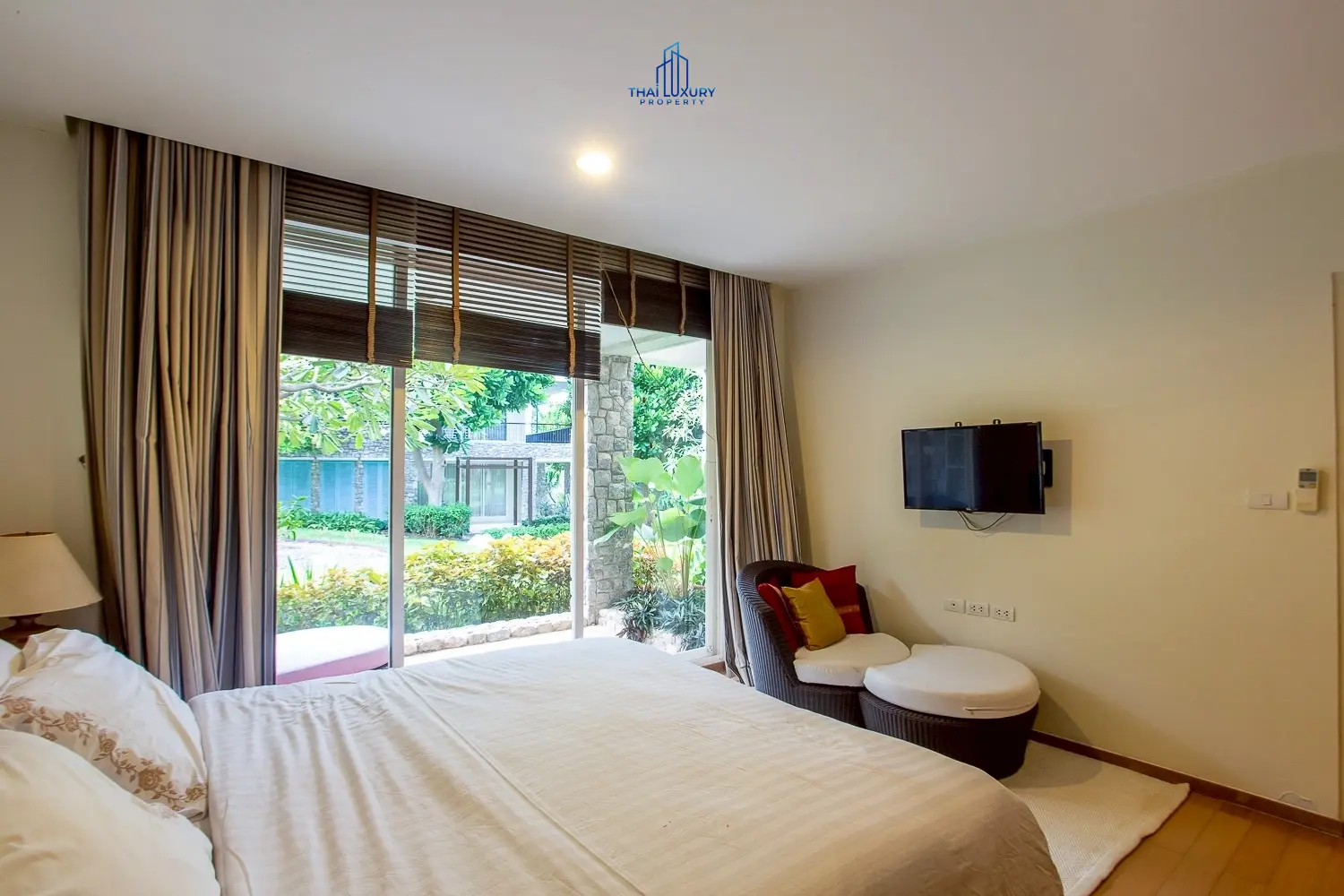 ขายคอนโดมิเนียมหรู 3 ห้องนอน ติดชายหาด พร้อมวิวทะเล ที่บ้านนับคลื่น หัวหิน - เขาเต่า