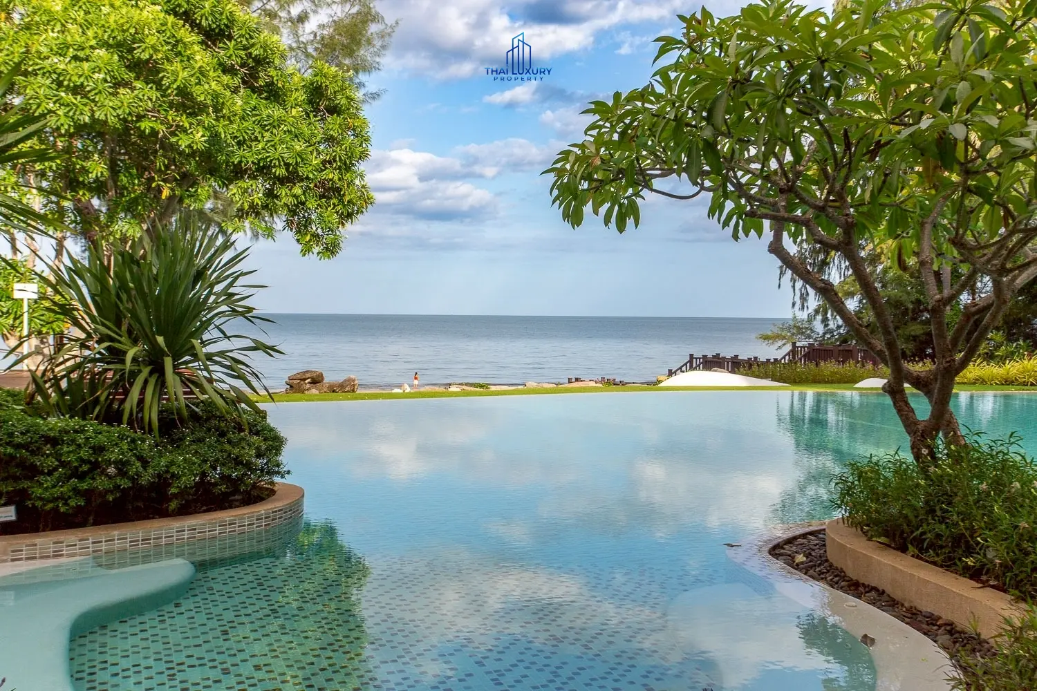 ขายคอนโดมิเนียมหรู 3 ห้องนอน ติดชายหาด พร้อมวิวทะเล ที่บ้านนับคลื่น หัวหิน - เขาเต่า