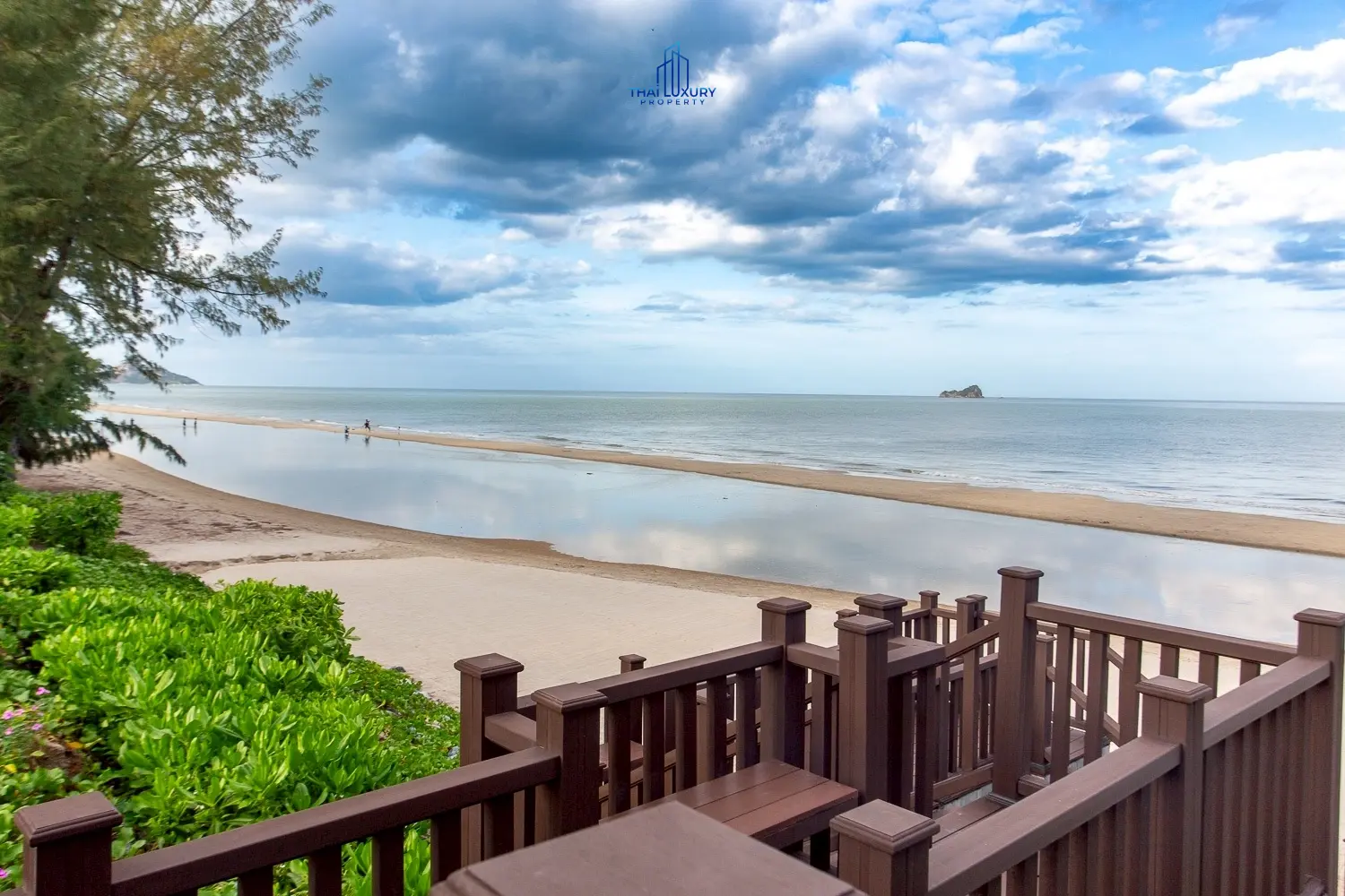 ขายคอนโดมิเนียมหรู 3 ห้องนอน ติดชายหาด พร้อมวิวทะเล ที่บ้านนับคลื่น หัวหิน - เขาเต่า