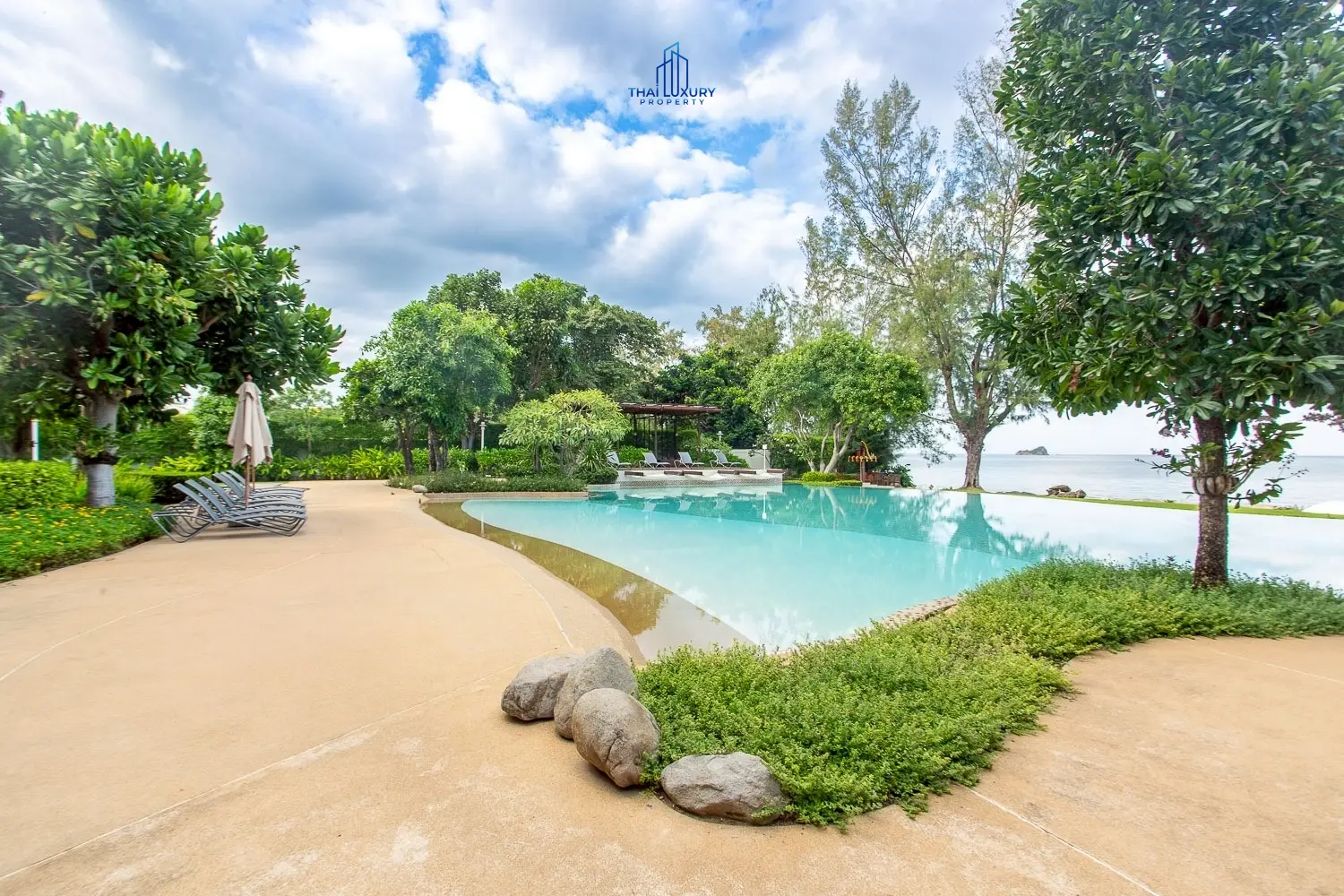 ขายคอนโดมิเนียมหรู 3 ห้องนอน ติดชายหาด พร้อมวิวทะเล ที่บ้านนับคลื่น หัวหิน - เขาเต่า