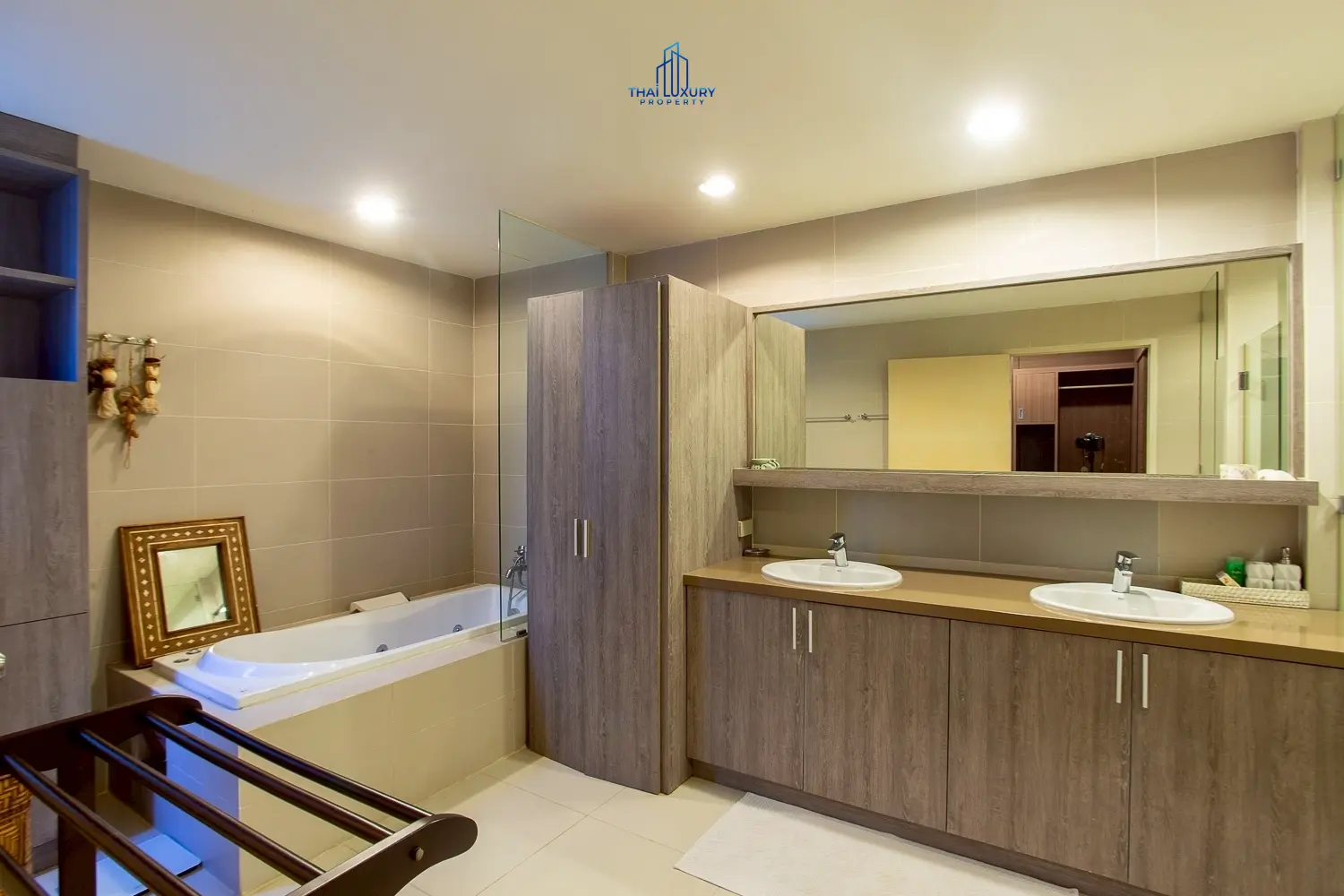 ขายคอนโดมิเนียมหรู 3 ห้องนอน ติดชายหาด พร้อมวิวทะเล ที่บ้านนับคลื่น หัวหิน - เขาเต่า